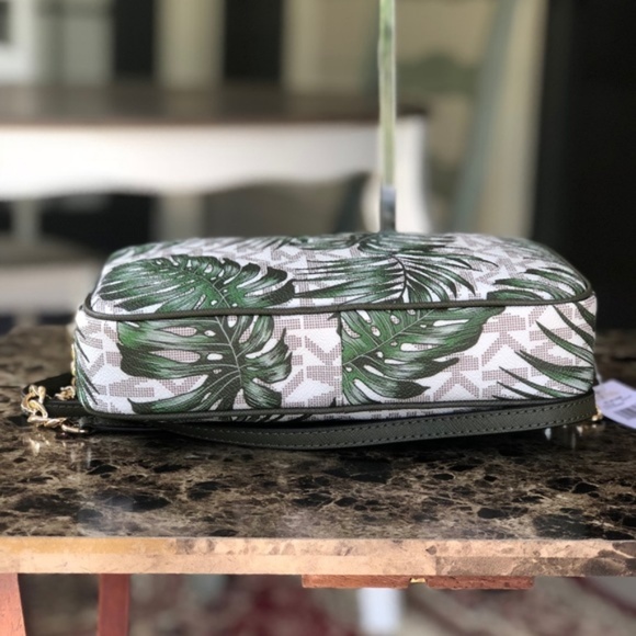 NWT Michael Kors Jet Set Vanilla Leaf Crossbody - Picture 3 of 5